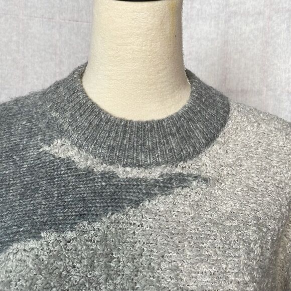 3/$20 Abercrombie & Fitch Gray & White Geometric Cropped Sweater (Size: XS) - Picture 4 of 13